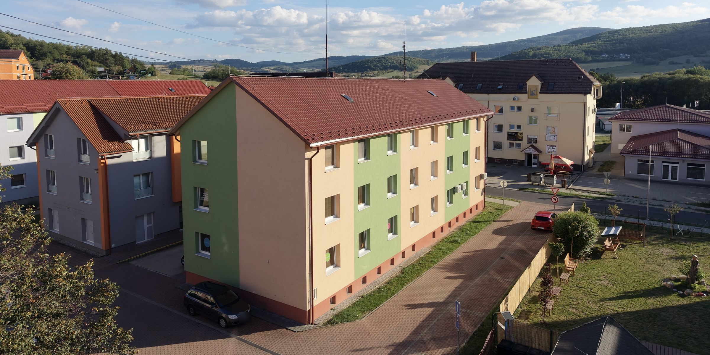 Budova na Záhradnej 8 v Detve z výšky, v pozadí kopce nad mestom
